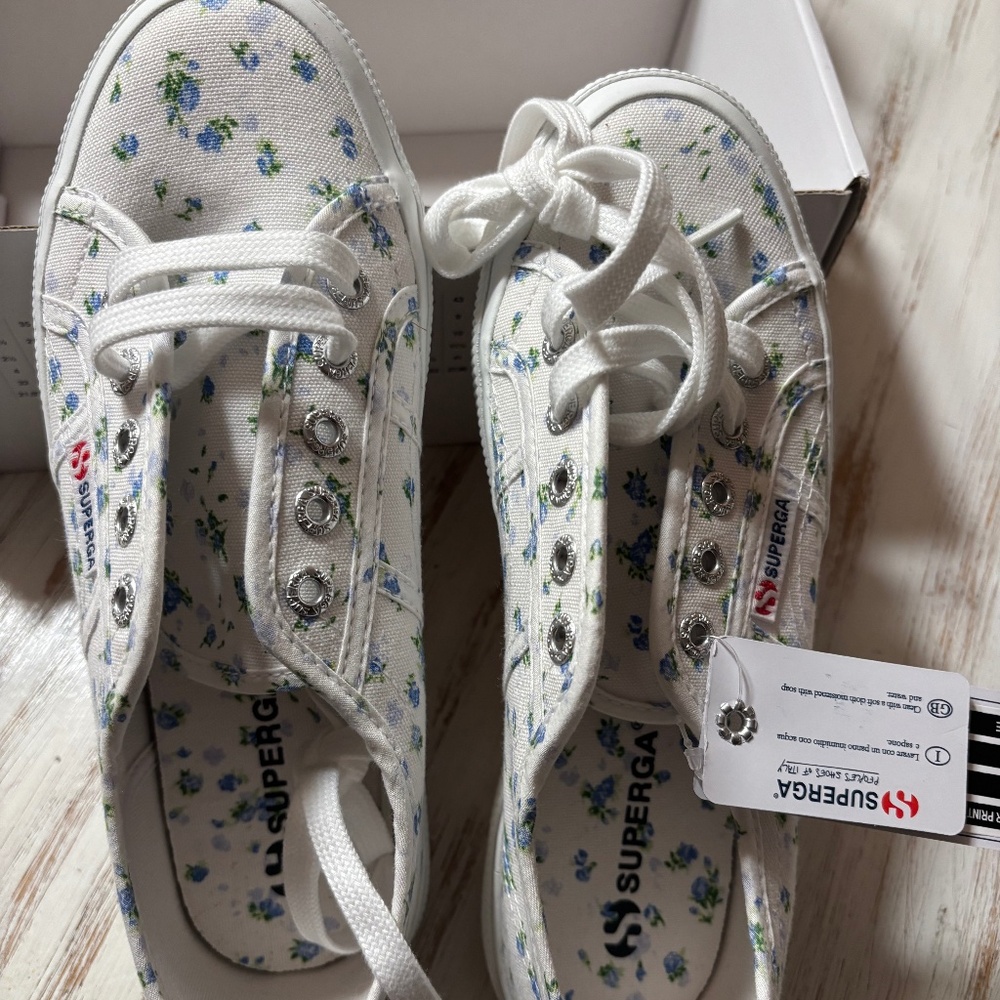 SUPERGA flower print WHT/LT BLUE casual walking shoes. Size USA Women’s 6.